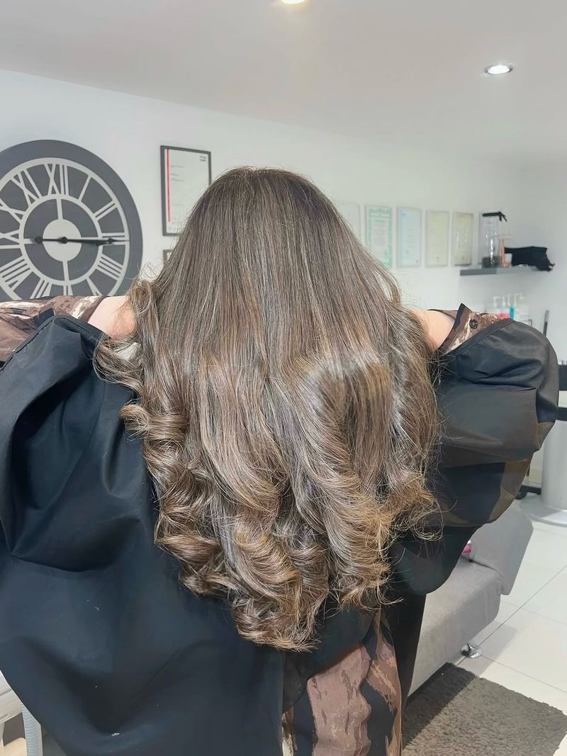 20. Silky Truffle Waves with Soft Highlights