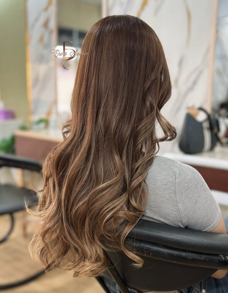 15. Silky Truffle Waves with Soft Honey Highlights